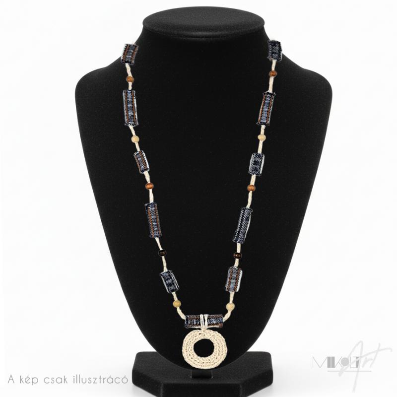 ● Hosszú nyaklánc farmergyöngyökkel, horgolt medállal ●