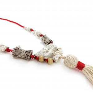 ● Textilnyaklánc, hosszú bojttal, piros zsinórral●