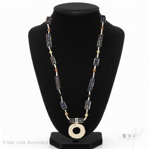 ● Hosszú nyaklánc farmergyöngyökkel, horgolt medállal ●