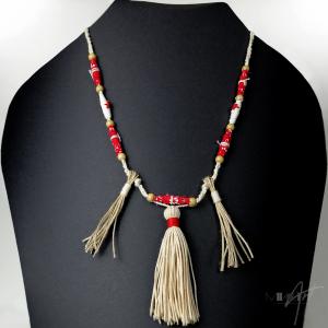 ● Textilnyaklánc bojttal, piros textilgyöngyökkel●